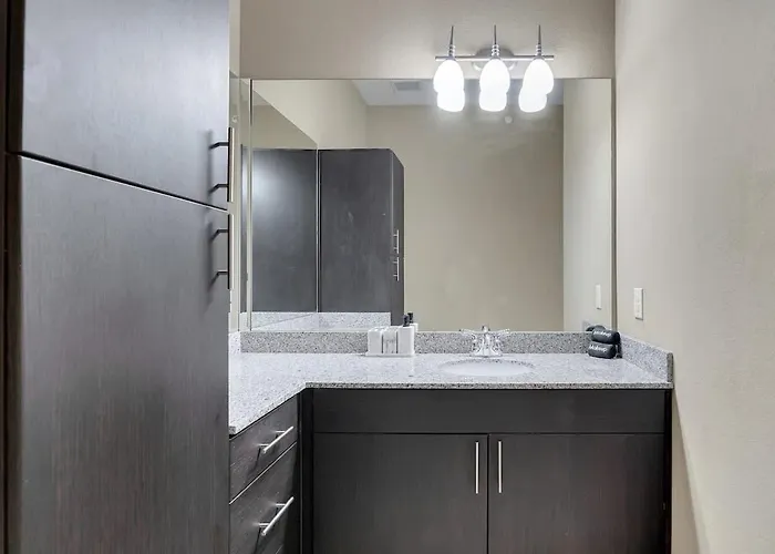 Cozy 2br- Pool,gym,pkng,near Bok Ctr&arts Dstrct Tulsa